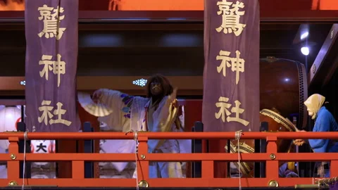Japanese dancer with an eagle mask during the festival of the rooster. Stock Footage 141986087