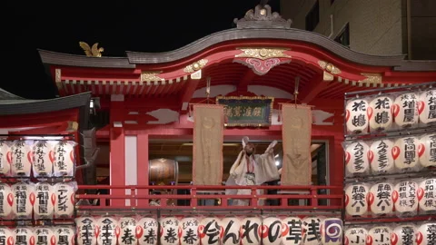 Japanese dancer with an eagle mask making a dance at festival of the rooster. Vídeo Stock 141967935