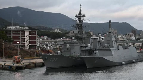 Japanese destroyer js harusame docking in sasebo port Vidéo 337699877