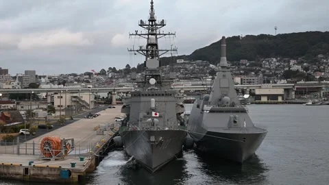 Japanese destroyer js harusame docking in sasebo port Vidéo 337700004