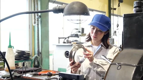 Japanese Factory Worker Inspecting Precision Machined Metal Component Vídeos de archivo 344065783