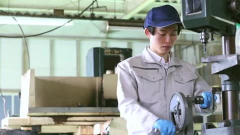 Japanese Factory Worker Operating Drill Press for Precision Metalworking Vídeos de archivo 344210965