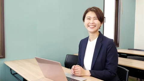 Japanese Female Business Instructor Explaining Computer Lesson 動画素材 344036701