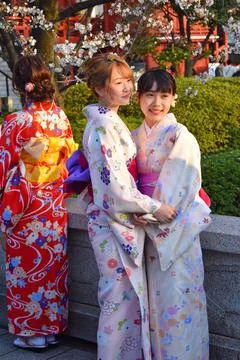 Japanese girls dressed like geishas are taking photo for social media Stock Photos