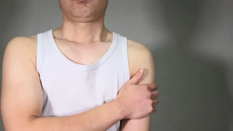 Japanese man doing dumbbell exercises 動画素材 336673376