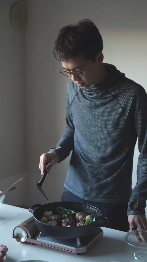 A Japanese man in his 30s is making Japanese-style hamburgers. Stock-Footage 302995226