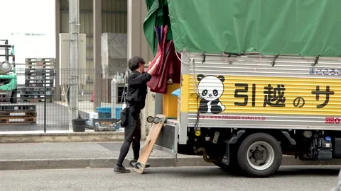 Japanese Moving Service Worker Loading Equipment into Delivery Truck Vidéo 342468756