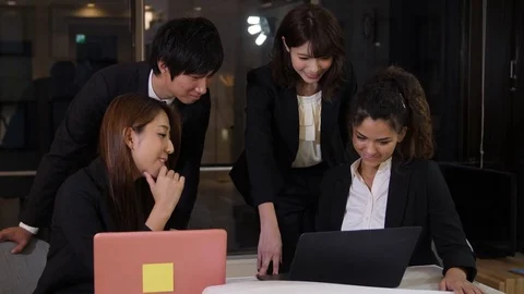 Japanese office team working on computer together  Vídeo Stock 80965651
