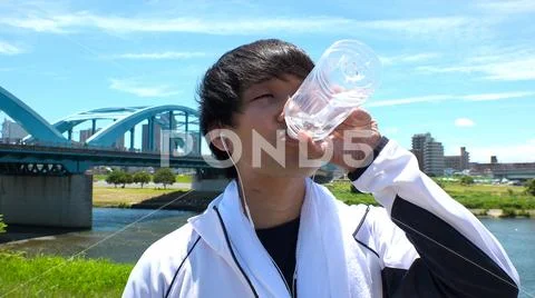 JAPANESE RUNNER MAN drinking water. Stock Photos