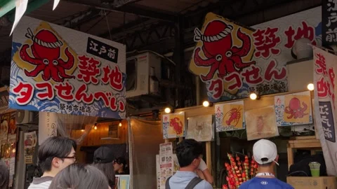 Japanese Seafood Stall Serving Visitors at Tsukiji Fish Market 스톡 동영상 346551124