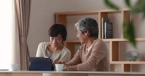 Japanese senior couple using tablet in the living room Видео 101499507