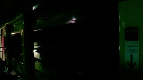 Japanese train window passing through a dark underground subway tunnel 库存影片 333618190