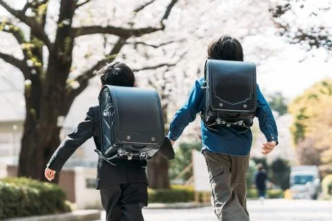 Japanese upper elementary school students and first graders holding hands Stockfoto's