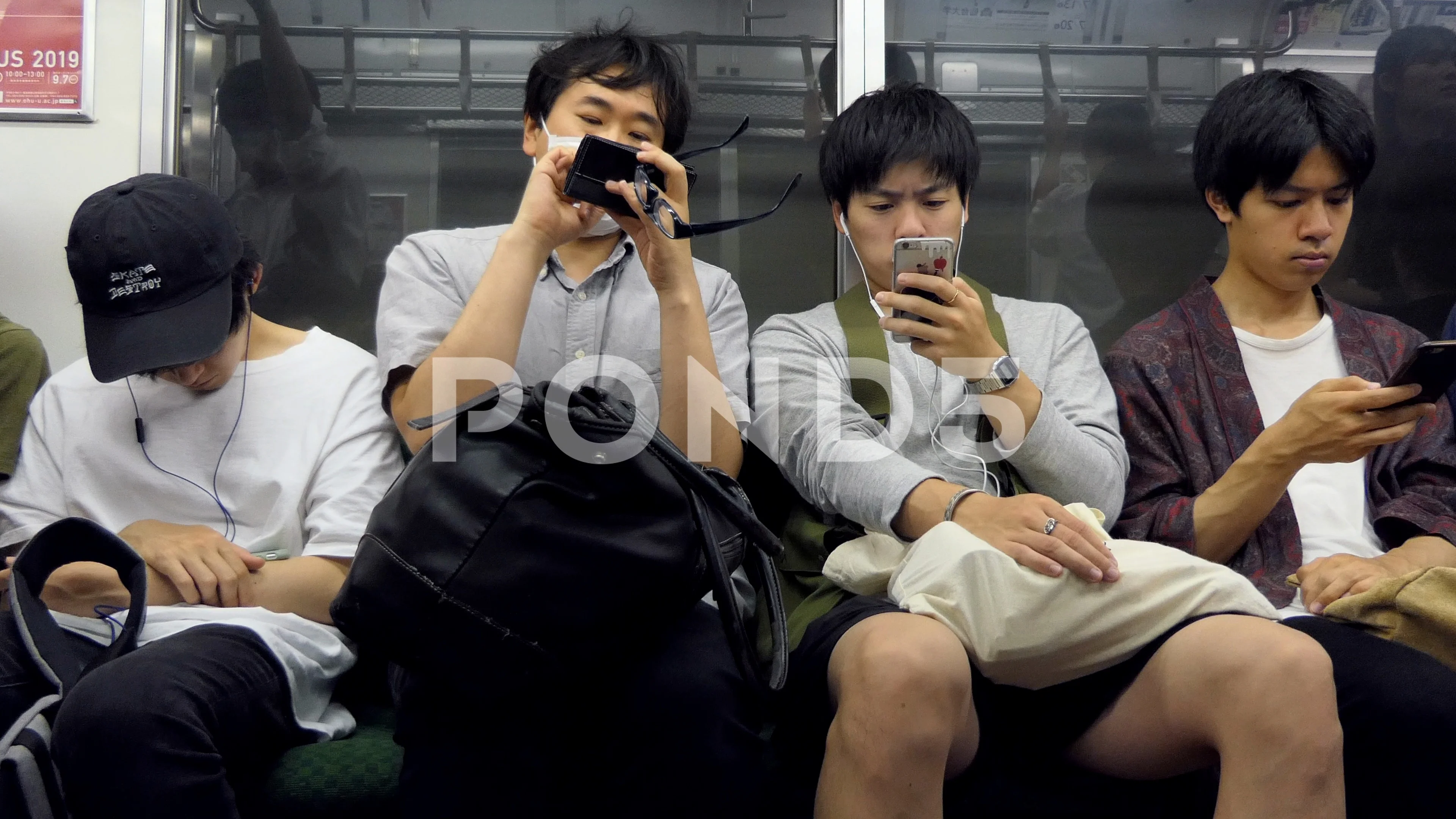 азиаты публично. девочка и мальчик в трамвае азиаты\. общение с китайцами. корейский деловой этикет. этикет в китае.