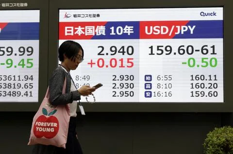 Japan's long-term interest rate rises to highest level in 30 years, Tokyo - 31 A Stock Photos