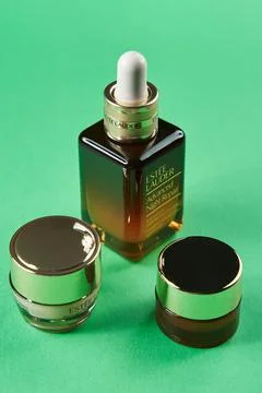 A jar of anti-aging serum from Estee Lauder on a green background. 08 january Stock Photos