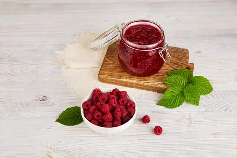 Jar of raspberry jam and fresh berries. Stock-Fotos