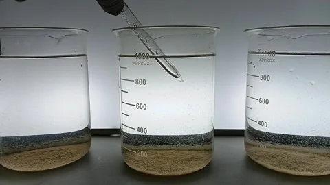 Jar Test Sequence: Close Up Extracting Clarified Water 動画素材 333311143