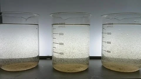 Jar Test Sequence: Close Up Sedimentation in Three Jars 動画素材 333311152