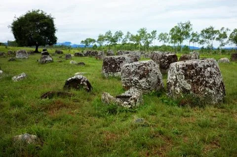 Jars laying around at the Plain of Jars site Stock-Fotos