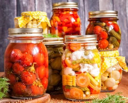 Jars with marinated vegetables Foto stock