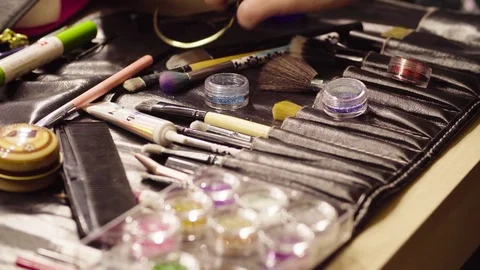 Jars with shiny powder and make-up brushes 스톡 동영상 83911912
