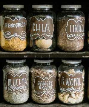 Jars on a store shelf labled with various spices Foto stock