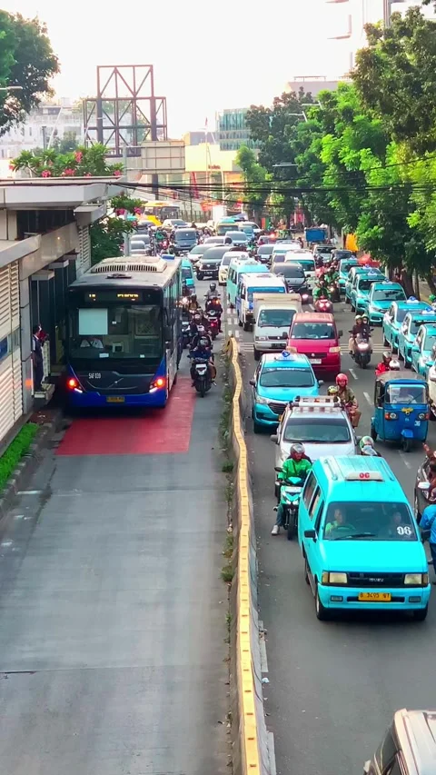 Jatinegara traffic jam (Potrait) Stock Footage 334772970