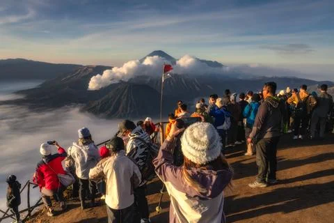 Java, Indonesia, 2 Oct 2024 As the first light of dawn broke, tourists eagerl 스톡 사진