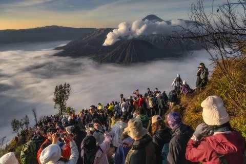 Java, Indonesia, 2 Oct 2024 Witness the stunning Mount Bromo sunrise, with cl Foto stock