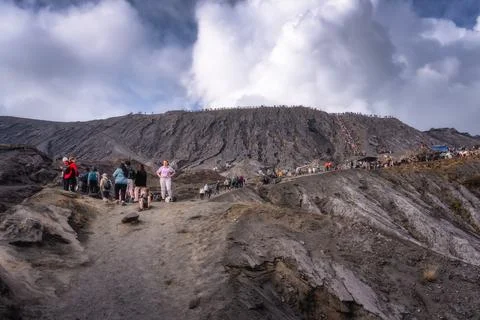 Java, Indonesia, 2 Oct 2024 A group of hikers explores a breathtaking Bromo v 스톡 사진