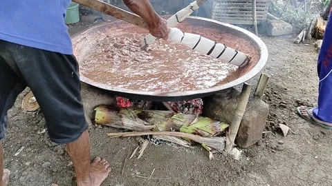 Java Indonesia 4 June 2026: Villagers work together to make traditional jenang. 스톡 동영상 336651039