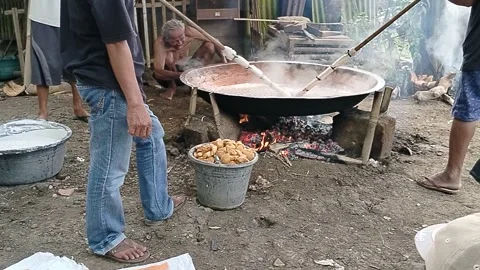 Java Indonesia 4 June 2026: Villagers work together to make traditional jenang. 스톡 동영상 336651041