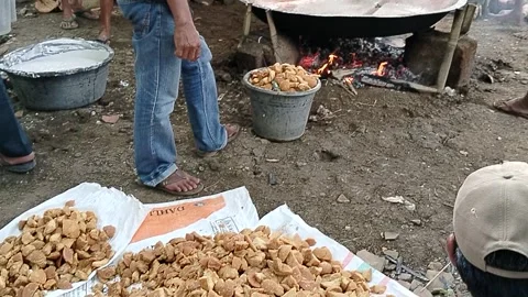 Java Indonesia 4 June 2026: Villagers work together to make traditional jenang. 스톡 동영상 336651042