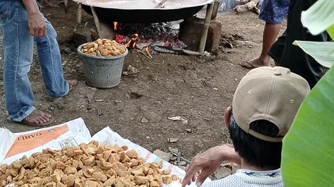Java Indonesia 4 June 2026: Villagers work together to make traditional jenang. 스톡 동영상 336651043