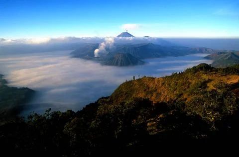  Java, indonesia Caldeira and Bromo (2.329 m) &amp; Semeru (3.676 m) volcanoes... Foto stock