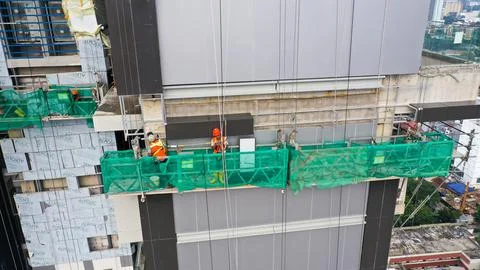 Java, Jakarta, Indonesia, May 20, 2022. Workers are using gondola as vertical Fotos Stock