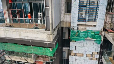 Java, Jakarta, Indonesia, May 20, 2022. Workers are using gondola as vertical Fotos Stock