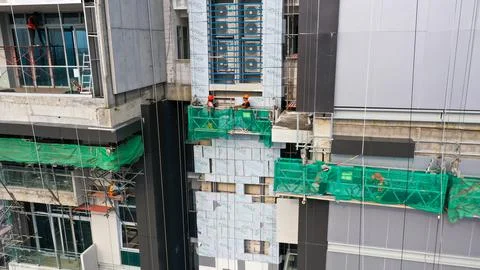 Java, Jakarta, Indonesia, May 20, 2022. Workers are using gondola as vertical Fotos Stock