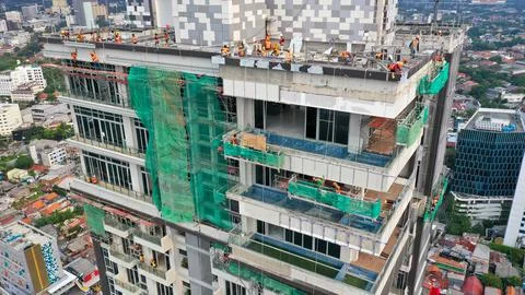 Java, Jakarta, Indonesia, May 20, 2022. Workers are using gondola as vertical Fotos Stock