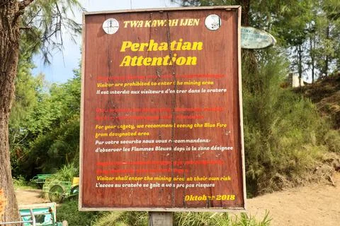 Java, Kawah Ijen, Indonesia, 2 June 2021. Warning sign in Ijen Crater Stock-Fotos