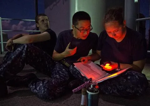 JAVA SEA (May 25, 2013) Quartermaster 3rd Class Alex Bridenbaugh, left, Lt... 스톡 사진