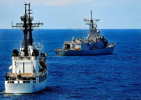 JAVA SEA (May 30, 2010) - USS Vandegrift (FFG 48) and U.S. Coast Guard Cut... Stock Photos