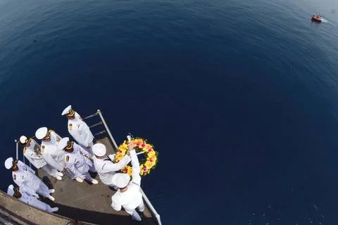 JAVA SEA (Oct. 14, 2014 ) Sailors assigned to the submarine tender USS Fra... Stockfoto's