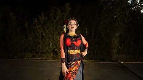 A Javanese dancer makes flexible and flowing movements in time with the rhy.. Fotos de archivo