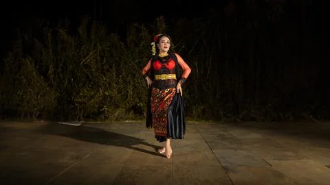A Javanese dancer makes flexible and flowing movements in time with the rhy.. Foto stock