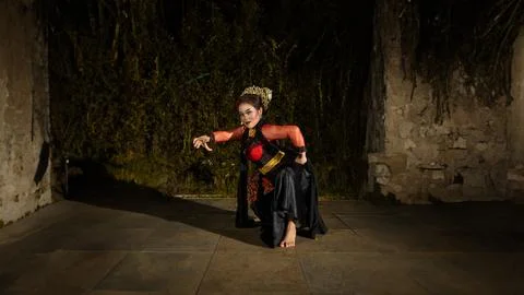A Javanese dancer makes flexible and flowing movements in time with the rhy.. Foto stock
