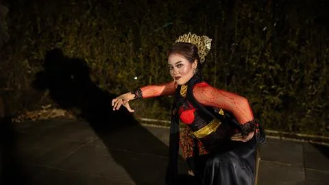 A Javanese dancer makes flexible and flowing movements in time with the rhy.. Fotos de archivo