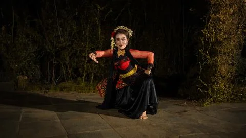 A Javanese dancer makes flexible and flowing movements in time with the rhy.. Foto stock
