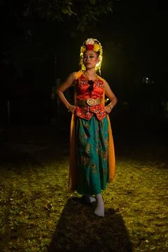 A Javanese dancer poses with sharp eyes and a golden costume on stage Fotos de archivo